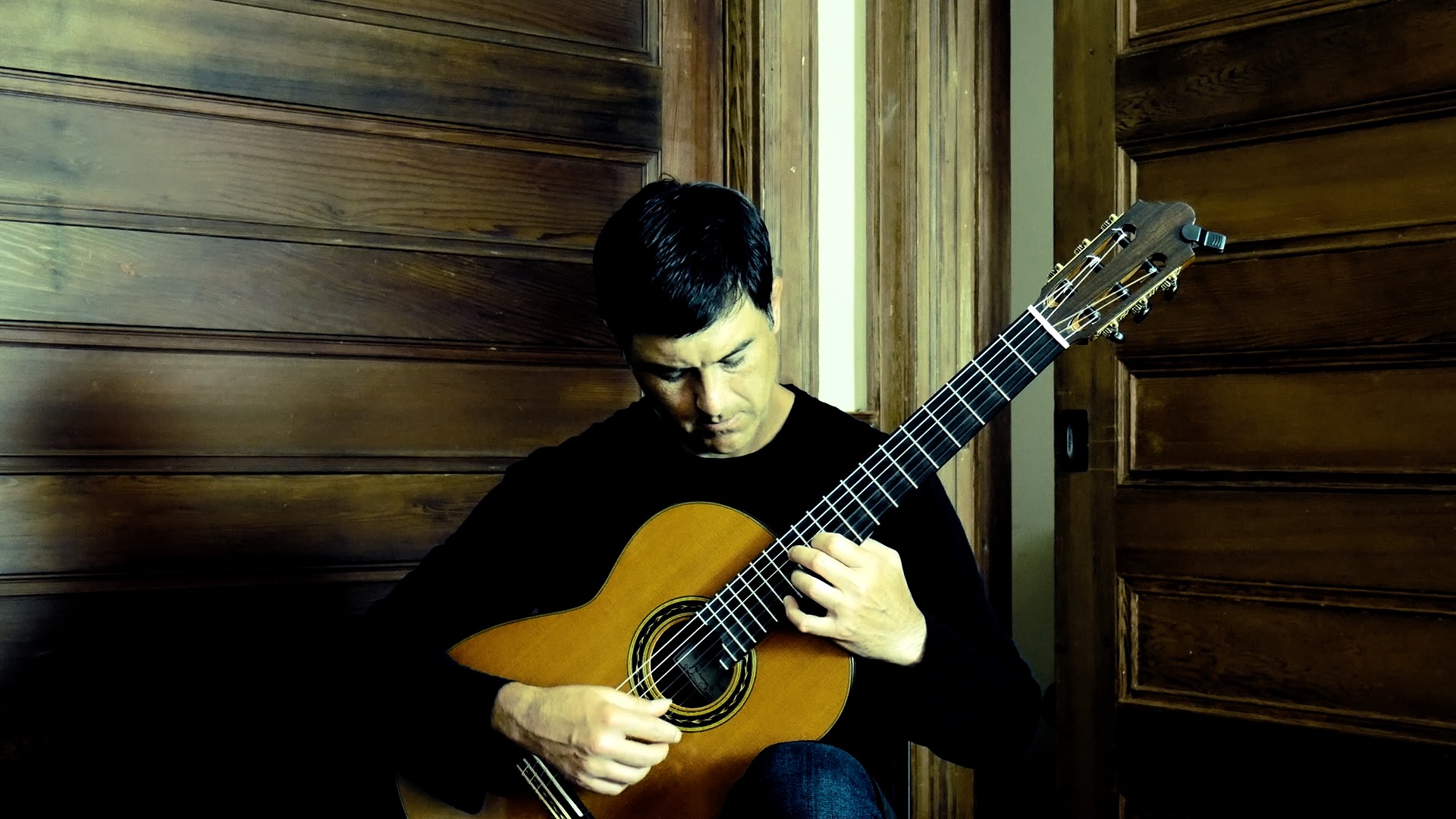 Leo guitar pic 2019 1.jpg